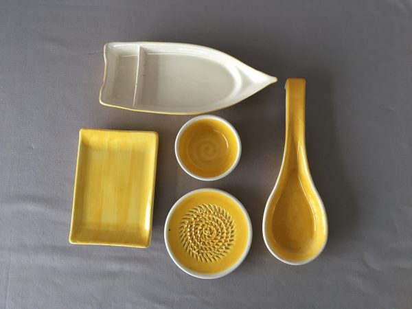Weitere Keramikartikel in gelb Schiffchen, Löffel, Reibe und Teller, passend zur Keramikschale