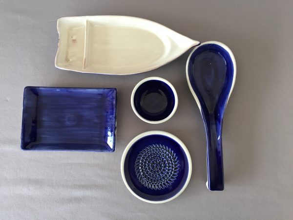 Keramikartikel in blau Schiffchen, Löffel, Reibe und Teller, passend zur Keramikschale