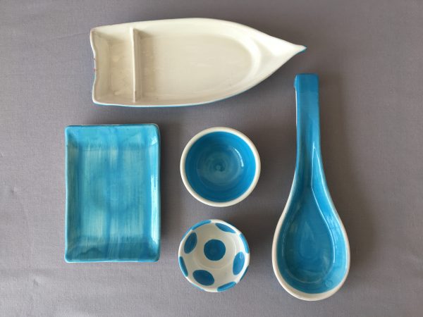 Keramikartikel in türkis Schiffchen, Löffel, Reibe und Teller, passend zur Keramikschale