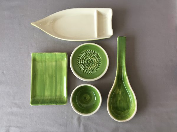 Weitere Keramik in grün Schiffchen, Schale, Reibe und Löffel